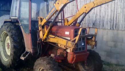 INTERNATIONAL 475 2WD TRACTOR WITH POWER LOADER          